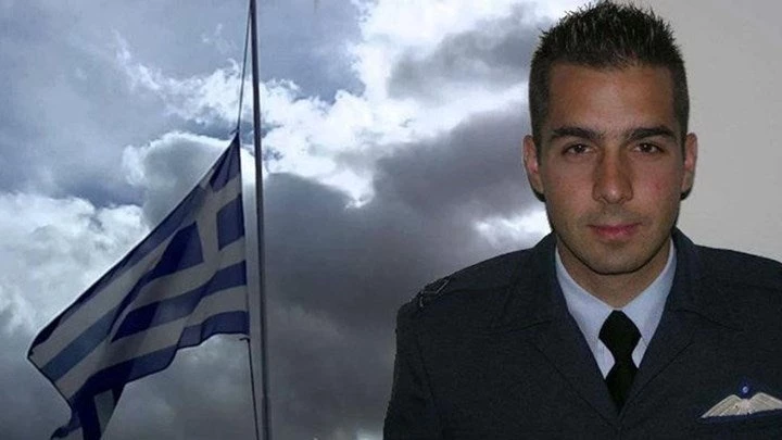 Δεν είναι οι ένστολοι σαν τον ήρωα Μπαλταδώρο, αλλά οι 300 της Βουλης οι πιο αντιπαραγωγικοι δημοσιοι υπάλληλοι κύριε Πάγκαλε